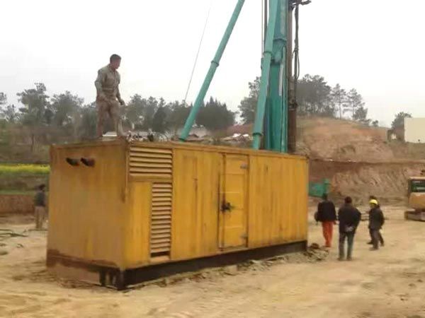 察哈尔右翼后如何判断水冷式机油散热器密封件是否需要更换？